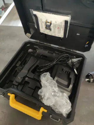 Taladro a batería Powerplus con maletín