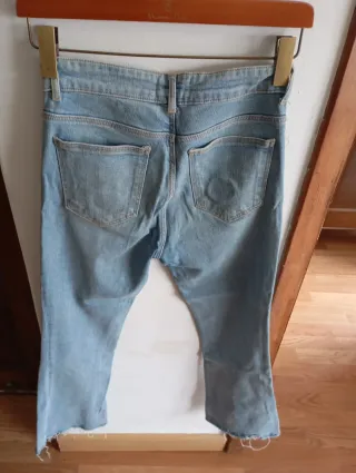 Pantalón vaquero Zara flare desflecado