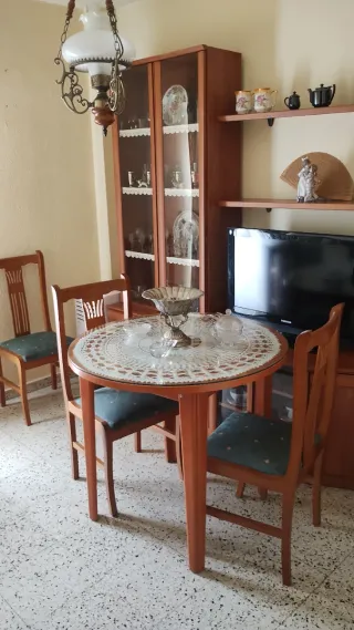 Mesa redonda extensible de 90cm, 4 sillas y 1 mese