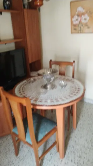 Mesa redonda extensible de 90cm, 4 sillas y 1 mese