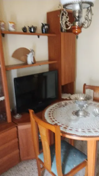 Mesa redonda extensible de 90cm, 4 sillas y 1 mese