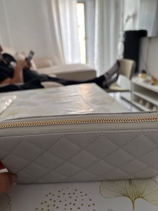 Billetera gris acolchada con logo CH