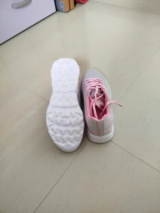 Zapatillas deportivas grises y rosas