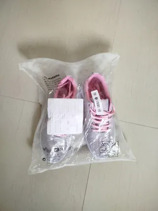 Zapatillas deportivas grises y rosas