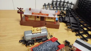 Tren de juguete antiguo con estación y vías