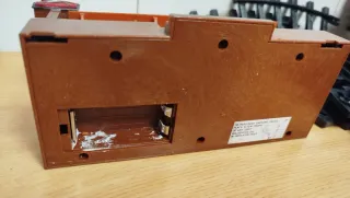 Tren de juguete antiguo con estación y vías