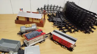 Tren de juguete antiguo con estación y vías