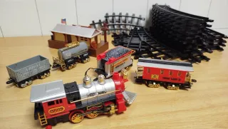 Tren de juguete antiguo con estación y vías