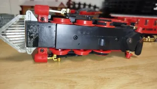 Tren de juguete antiguo con estación y vías