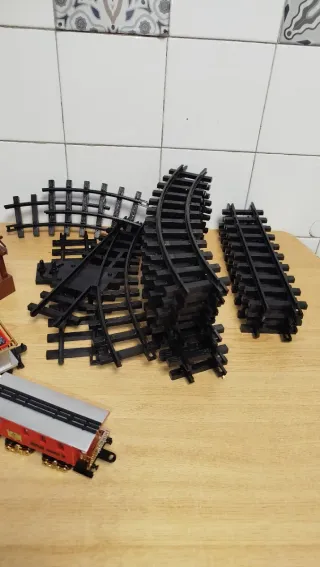 Tren de juguete antiguo con estación y vías