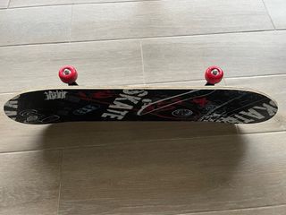 Monopatín infantil con diseño skate