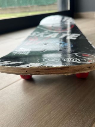 Monopatín infantil con diseño skate
