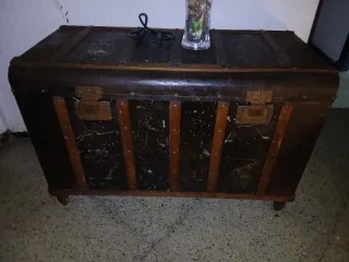 Baúl antiguo de madera y metal