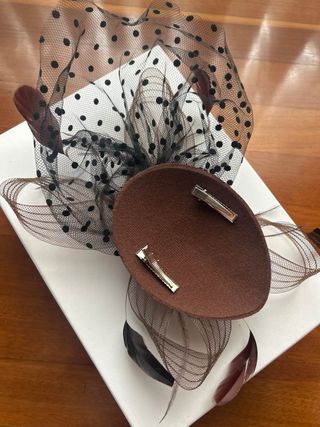 Tocado marrón con velo de topos