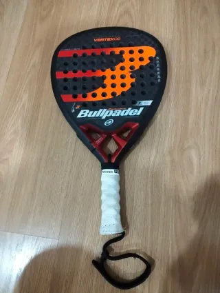 Pala de pádel Bullpadel y paletero