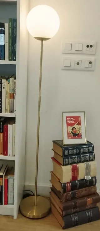 Lámpara de pie dorada y blanca