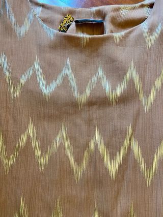 Blusa marrón y dorada con estampado zig-zag