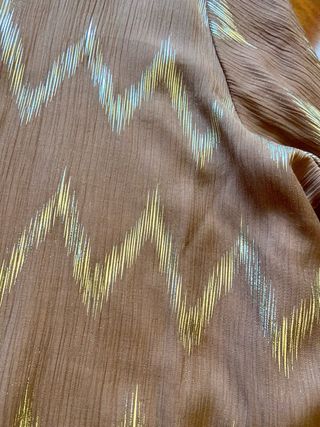 Blusa marrón y dorada con estampado zig-zag