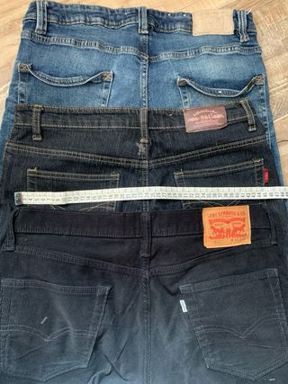 3 pantalones hombre T.44 Levi’s pana y vaqueros