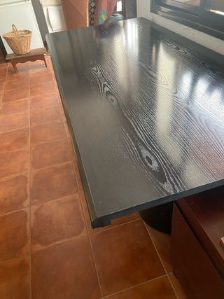Mesa de comedor grande de madera negra.