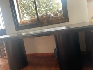 Mesa de comedor grande de madera negra.