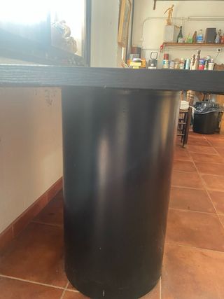 Mesa de comedor grande de madera negra.