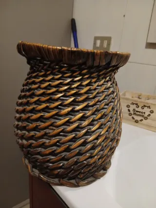 Cesto in vimini intrecciato