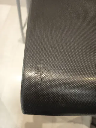 Taburetes negros y plateados