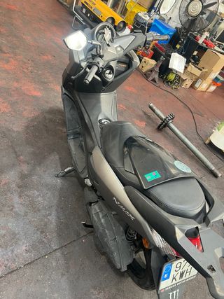 Yamaha NMAX gris