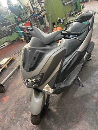 Yamaha NMAX gris