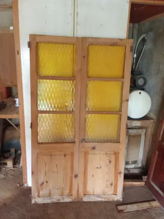 Puertas de madera con cristal amarillo