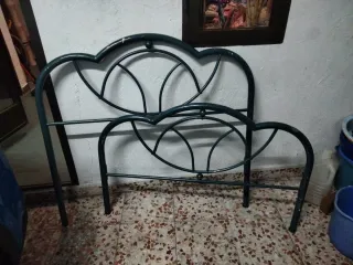 Cabecero y piecero antiguo de metal, tubo hueco.