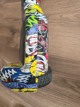 Hoverboard Bluoko con diseño graffiti.