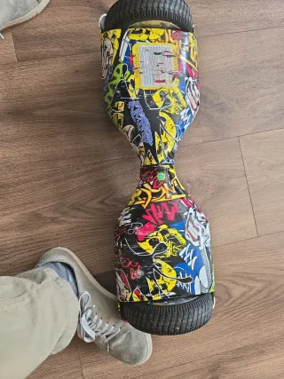 Hoverboard Bluoko con diseño graffiti.