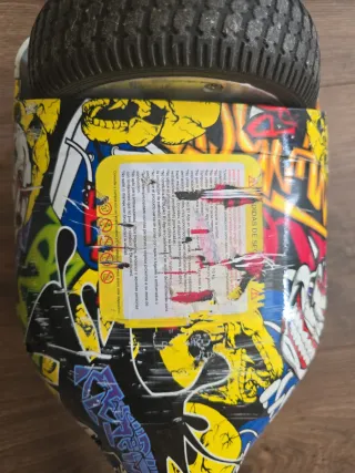 Hoverboard Bluoko con diseño graffiti.