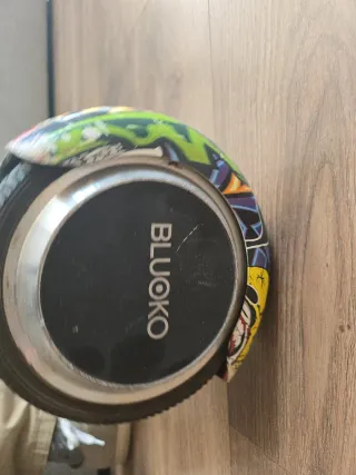 Hoverboard Bluoko con diseño graffiti.