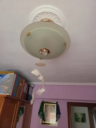 Lámpara de techo dorada y blanca