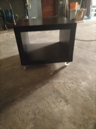 Mesa auxiliar negra con ruedas