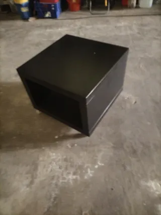 Mesa auxiliar negra con ruedas
