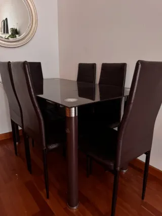 Comedor cristal y sillas polipiel