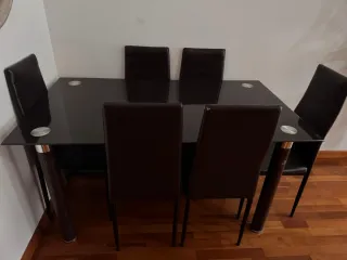 Comedor cristal y sillas polipiel