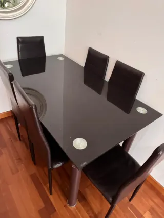 Comedor cristal y sillas polipiel