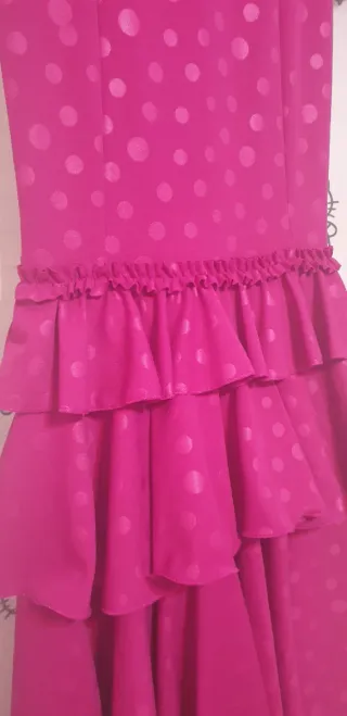 Traje de flamenca buganvilla con lunares pequeños.