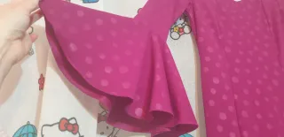 Traje de flamenca buganvilla con lunares pequeños.