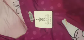 Traje de flamenca buganvilla con lunares pequeños.