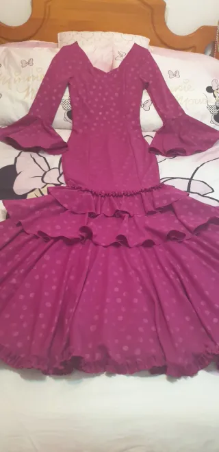 Traje de flamenca buganvilla con lunares pequeños.