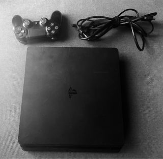 PS4 1TB Negra + Mando
