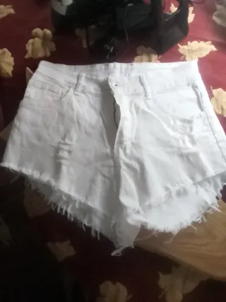 Pantalón corto vaquero blanco desgastado