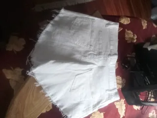 Pantalón corto vaquero blanco desgastado