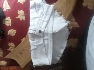 Pantalón corto vaquero blanco desgastado